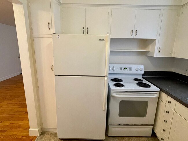 Building Photo - MANF01