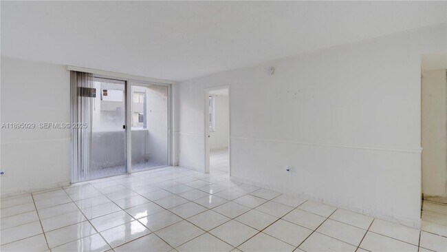 Building Photo - 10000 NW 80th Ct