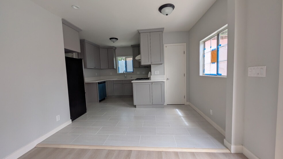 Building Photo - 5943 Camellia Ave