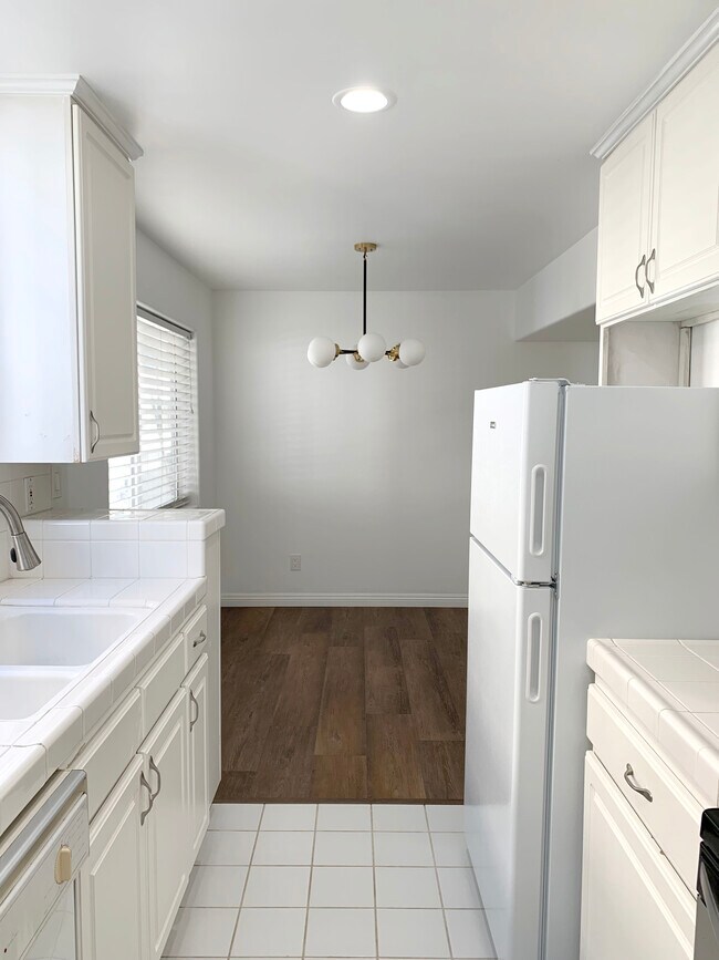 Kitchen - looking into dining area - 917 2nd St