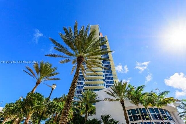 Building Photo - 100 South Pointe Dr
