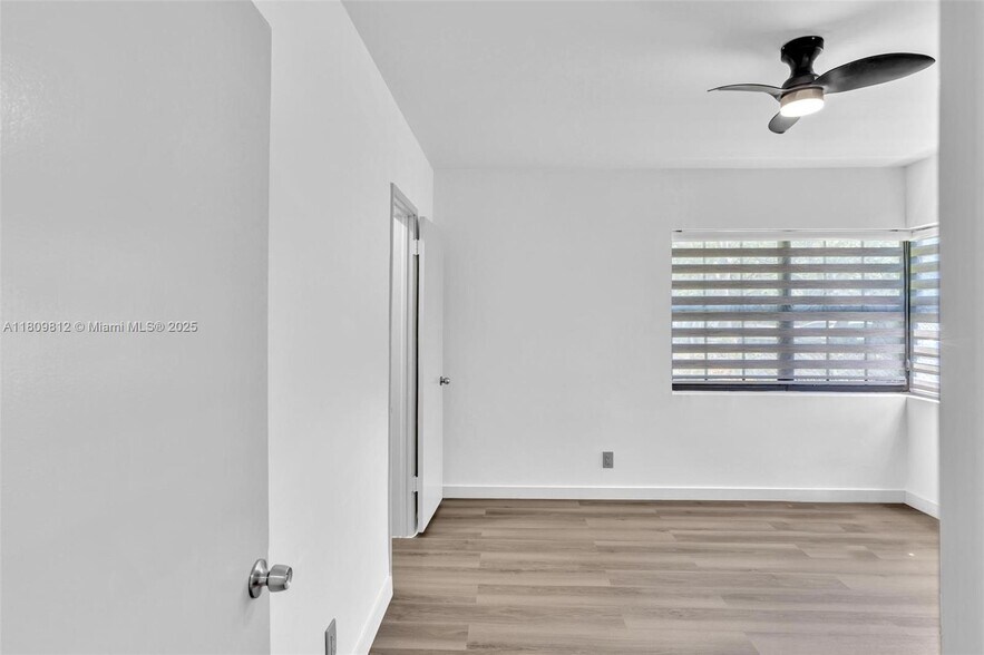 Building Photo - 418 S 57th Way