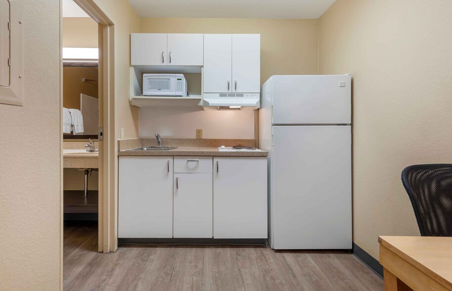 Building Photo - Furnished Studio-Bakersfield - California Avenue