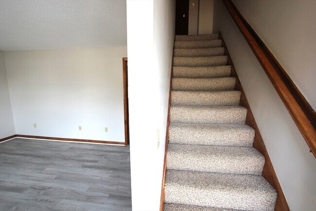 Building Photo - 21 Moore Ave