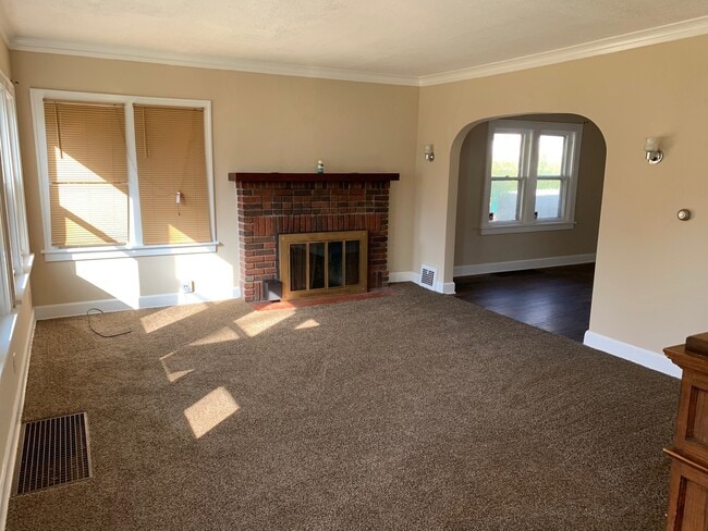 Building Photo - 3 Bed 1.5 Bath Colonial