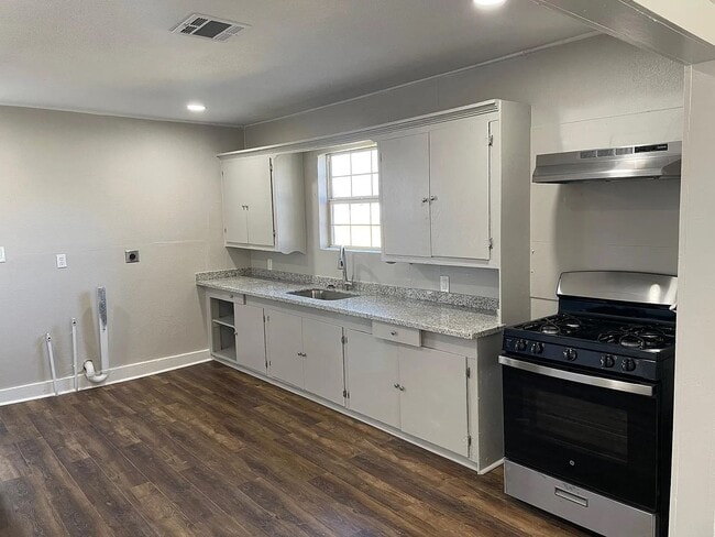 Building Photo - Beautifully Remodeled 4-Bedroom Home!