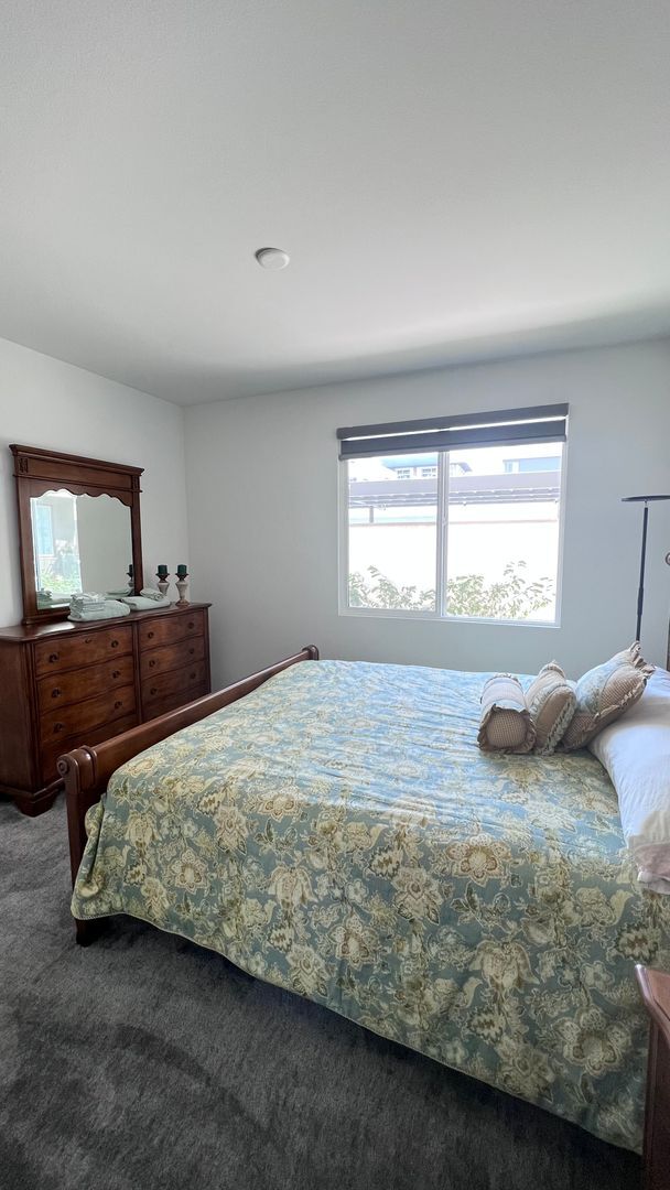 Building Photo - Beautiful furnished 4 bedroom Townhouse!