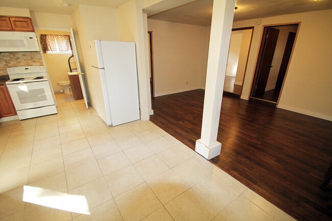 Building Photo - SPACIOUS, UPDATED 7 BEDROOM, 3 BATH, 2 KIT...