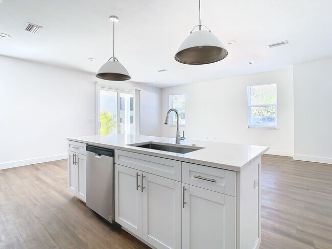 Building Photo - Brand New Constructed Townhouse in South Tampa - Available October 2024