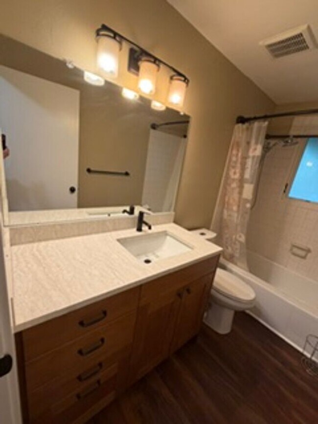 Building Photo - Charming, Spacious, Updated Home in Lake Oswego!