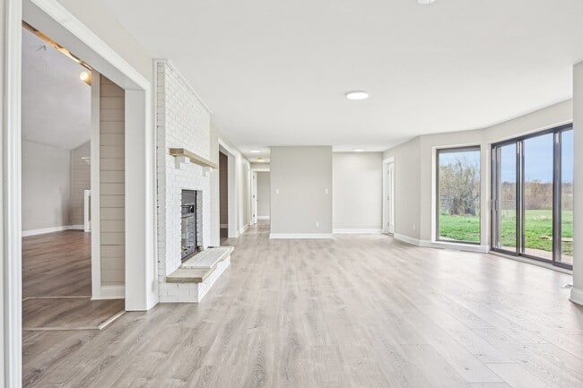 Building Photo - 1406 Busse Rd