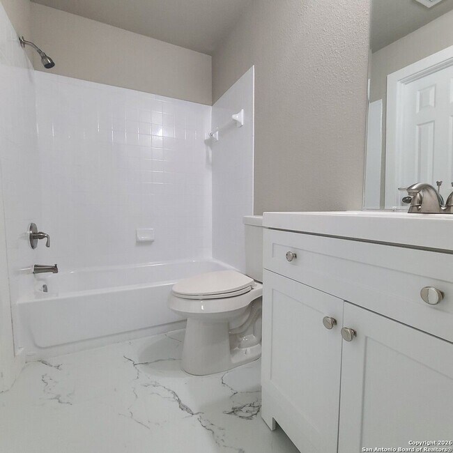 Building Photo - 3 Bedrooms 1 and 1/2 Bath