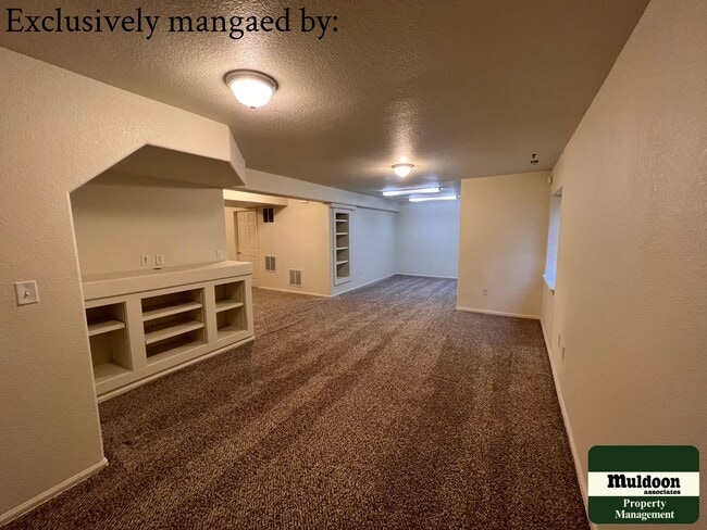 Building Photo - Stunning 3  Bedroom Home with lots of space and a beautiful fenced back yard -