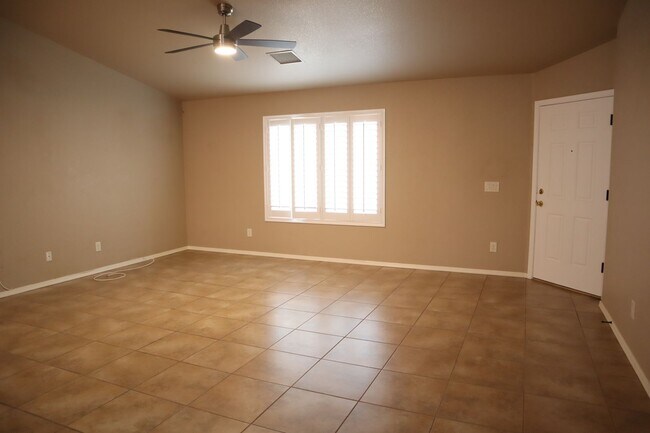 Building Photo - Livable, Lovable, & Avaiable!