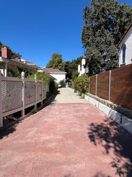 Building Photo - 3199 Royal Oaks Dr