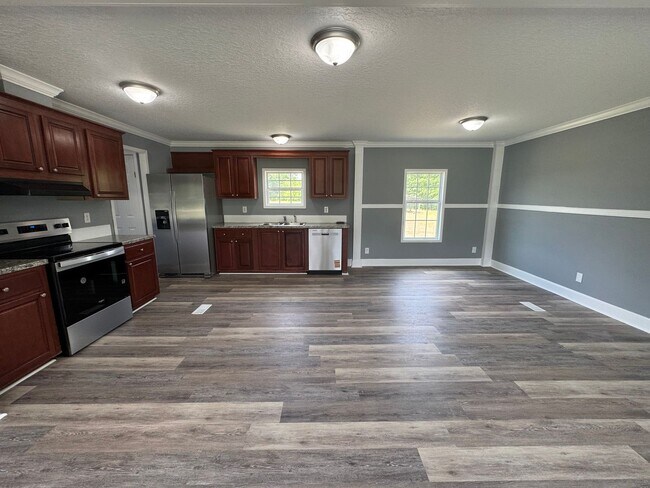 Building Photo - Loris - 3 Bedroom / 2 Bathroom Manufacture...