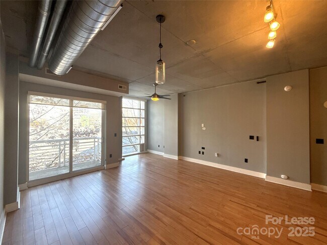 Building Photo - 505 E 6th St