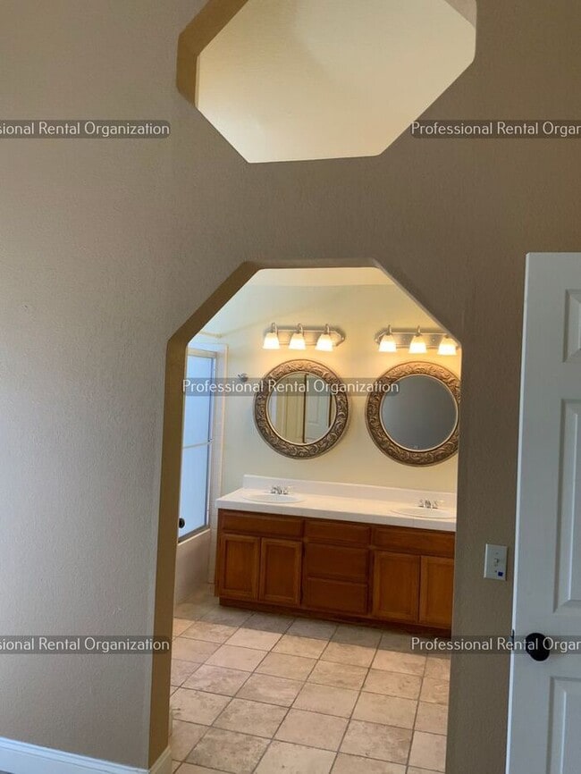 Building Photo - Beautiful Eastside 4 Bedroom, 3 Full baths in quiet neighborhood