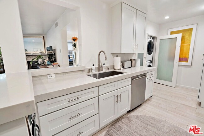 Building Photo - 838 S Barrington Ave