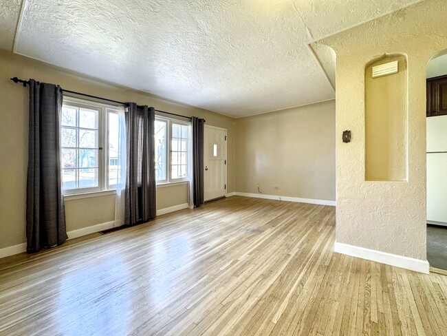 Building Photo - 1050 E Bates Pkwy