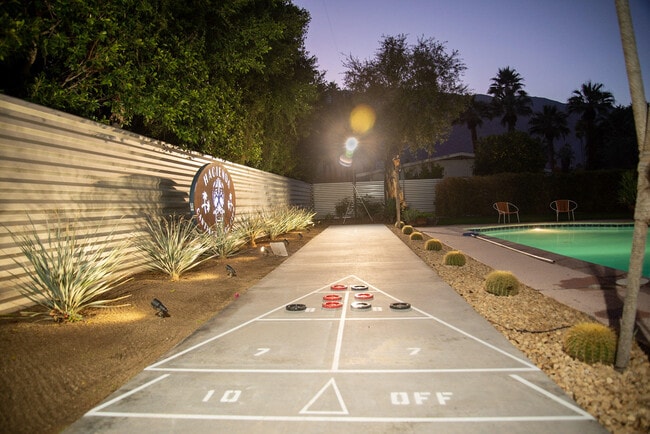 Building Photo - 1423 E San Lorenzo Rd