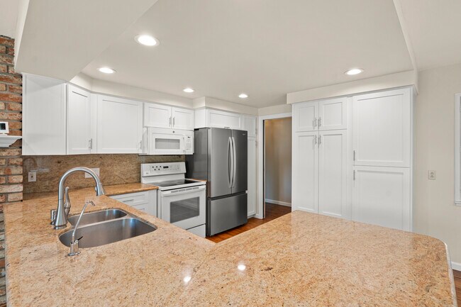 Building Photo - 5525 Amby Dr