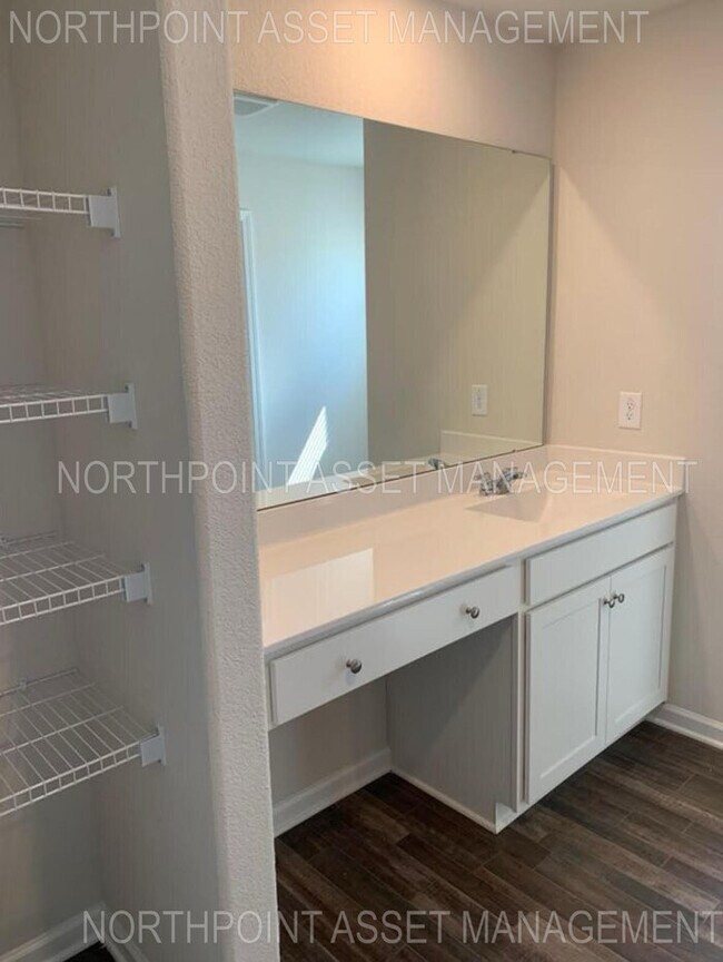 Building Photo - Move-in Special: Get $500 off your second ...