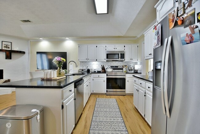 Building Photo - Move-in Ready 1-level in cul de sac with privacy fenced backyard