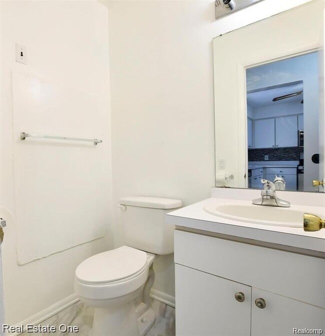 Building Photo - 509 N Fox Hills Dr