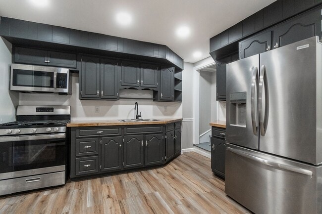 Primary Photo - 137-139 Main St