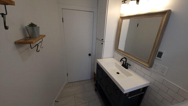 Building Photo - 424 11th St