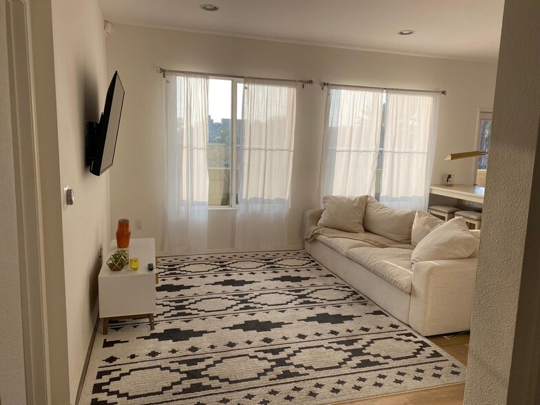 Building Photo - 6020 Seabluff Dr