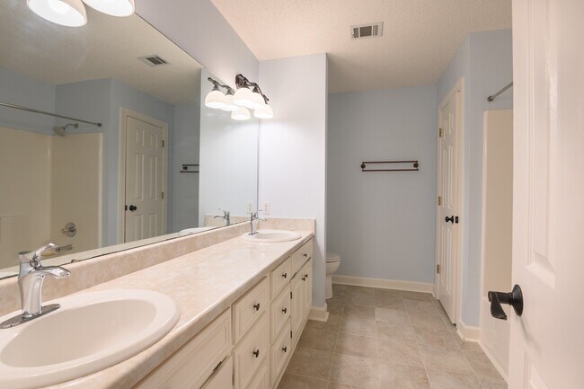 Building Photo - Ridgewood Court Home