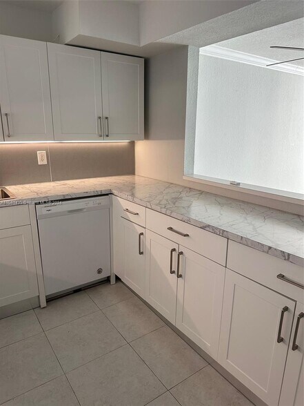 Building Photo - 2401 S Ocean Dr
