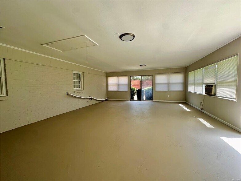 Building Photo - 712 Sir Michael Dr