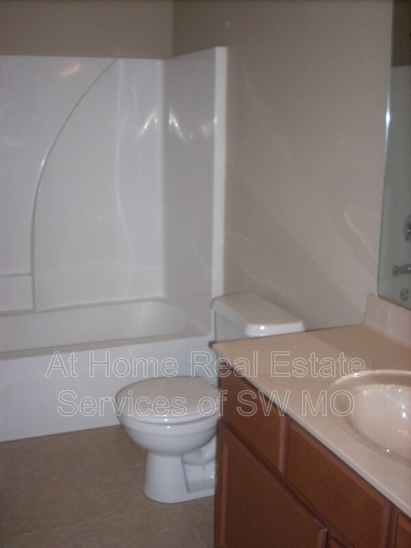 Building Photo - 616 S Rilynn
