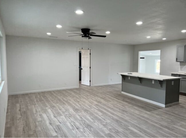 Building Photo - Madera Ranchos