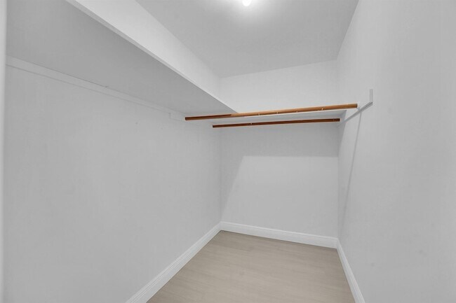 Building Photo - 154 SE Naranja Ave