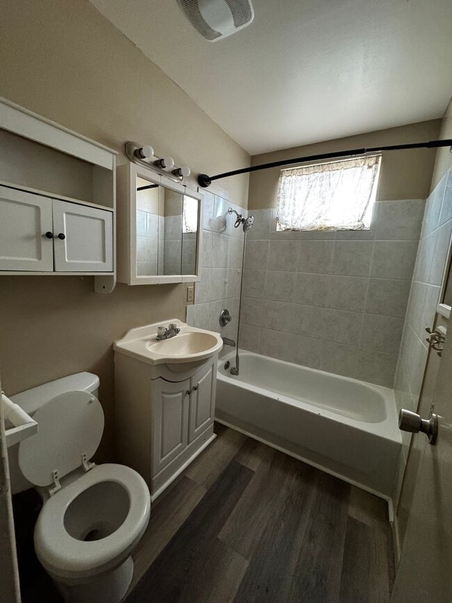 Building Photo - Charming and spacious Needles HOME