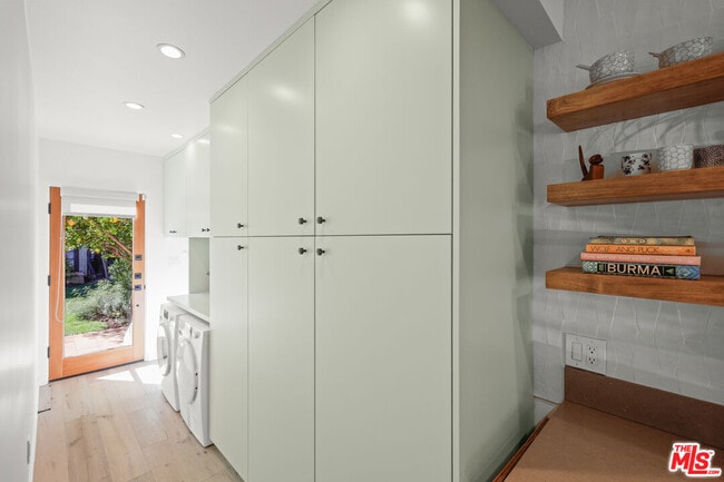 Building Photo - 1275 S Sycamore Ave