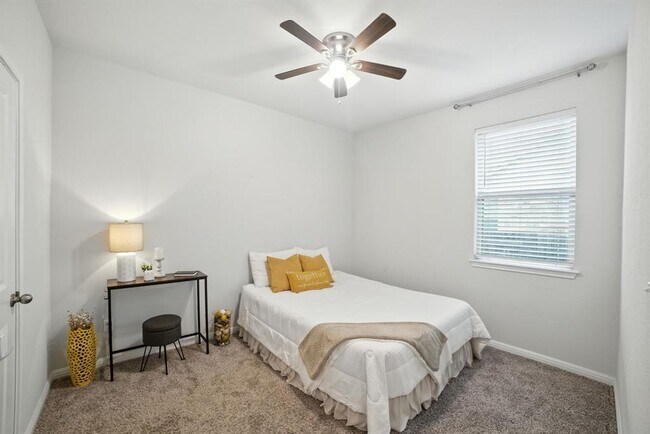 Building Photo - 324 Mountain Valley St