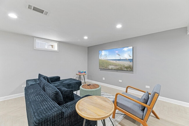 Building Photo - 3457 Main St