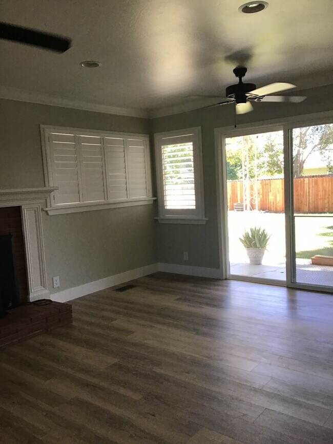 Building Photo - 3 Bedroom Home Coming Available