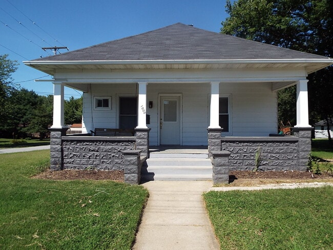 Primary Photo - Two bedroom/one bathroom single family hou...