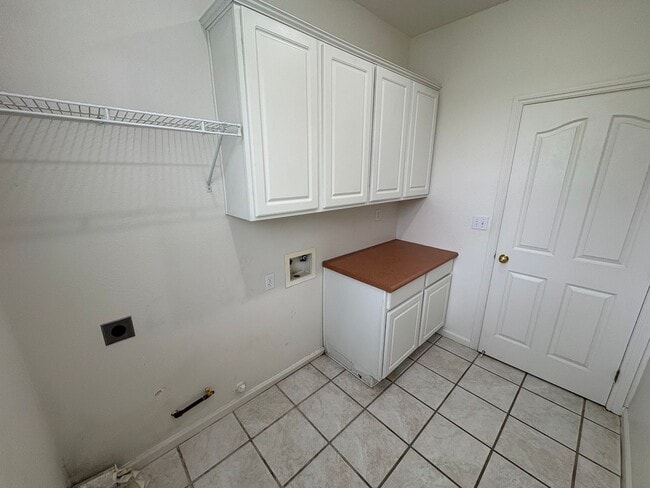 Building Photo - Spacious NW Visalia home Near Shopping Center Available Now!