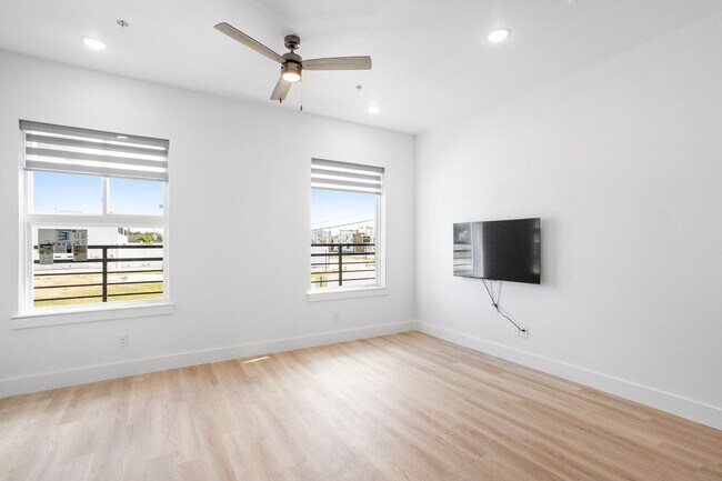 Building Photo - 2400 Benbrook Dr