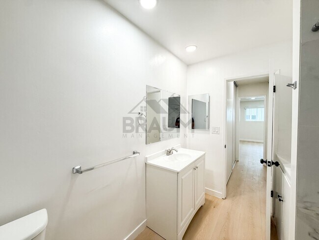 Building Photo - 6039 Whitsett Ave