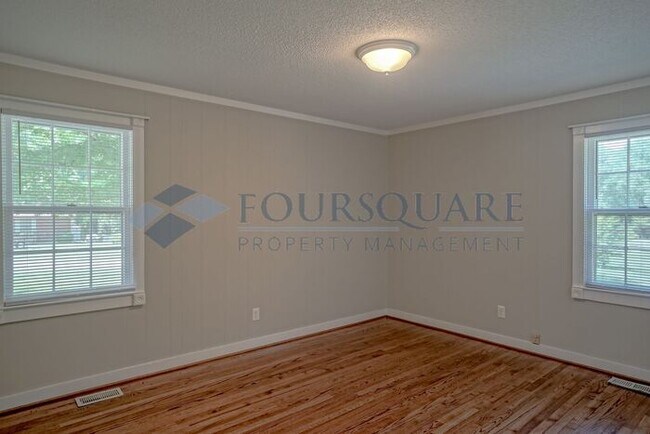 Building Photo - Charming 3-Bed / 1.5-Bath Ranch Home with large Yard & Off-Street Parking – Near White Oak Crossing