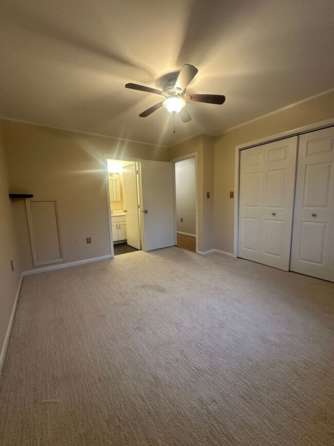 Building Photo - Comfortable Townhouse Near Virginia Tech