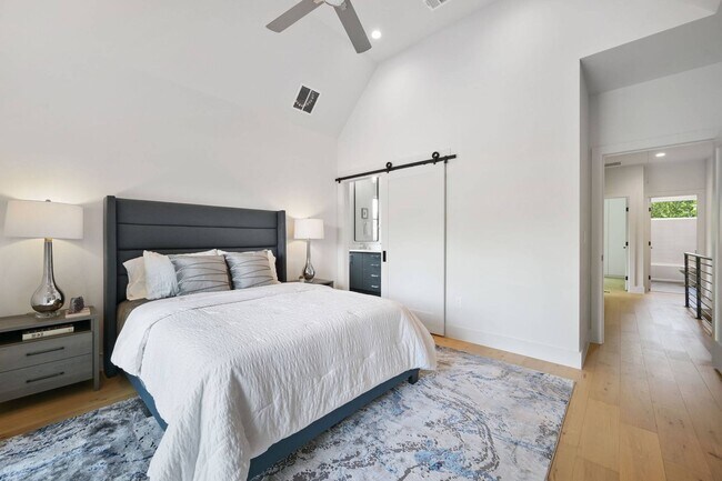 Building Photo - Premium Central Austin New Construction